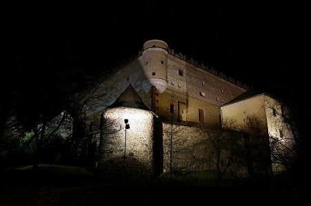 na fotke je Zvolenský zámok pohľad z boku osvetlený